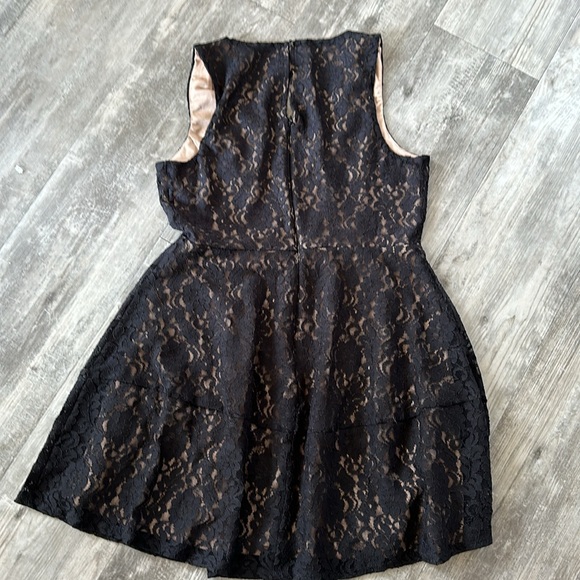 BCBG LACE - Picture 7 of 10